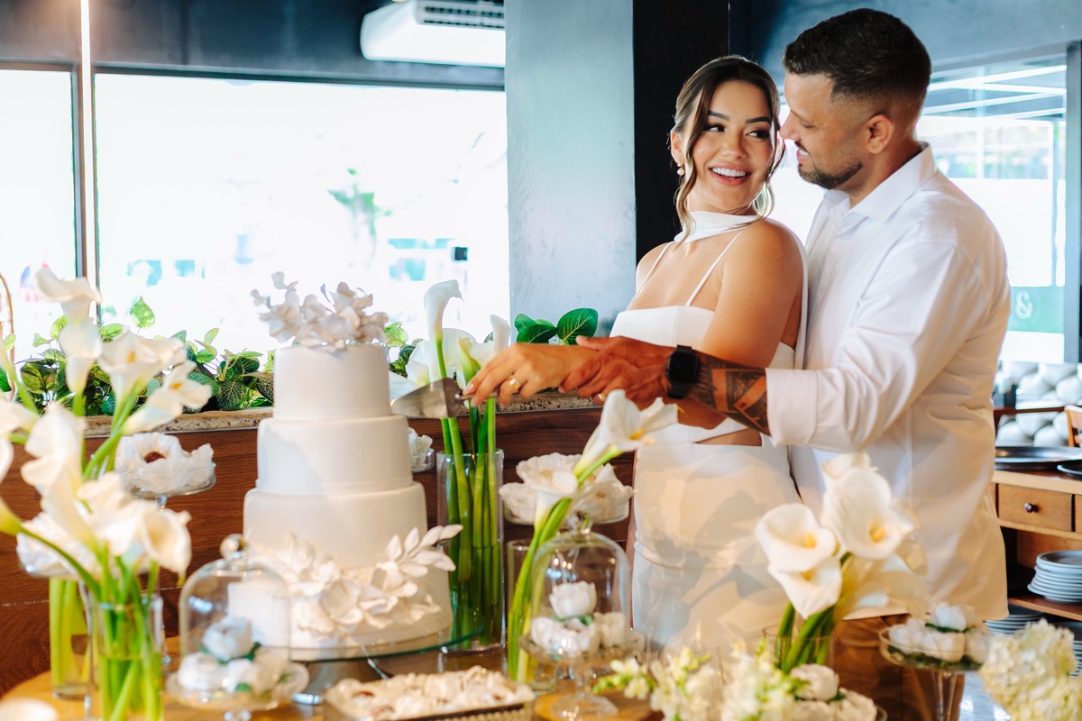 Fotógrafo registra os noivos com familiares durante a recepção do casamento civil Itaboraí - RJ