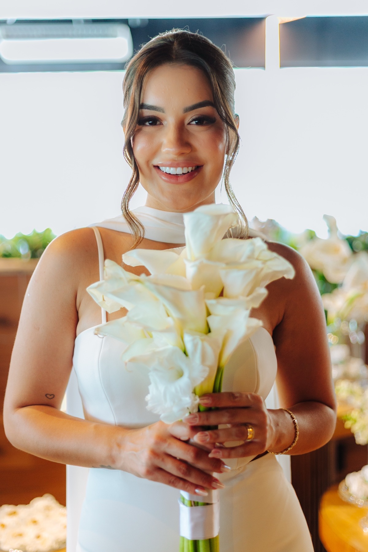 Fotógrafo registra os noivos com familiares durante a recepção do casamento civil Itaboraí - RJ
