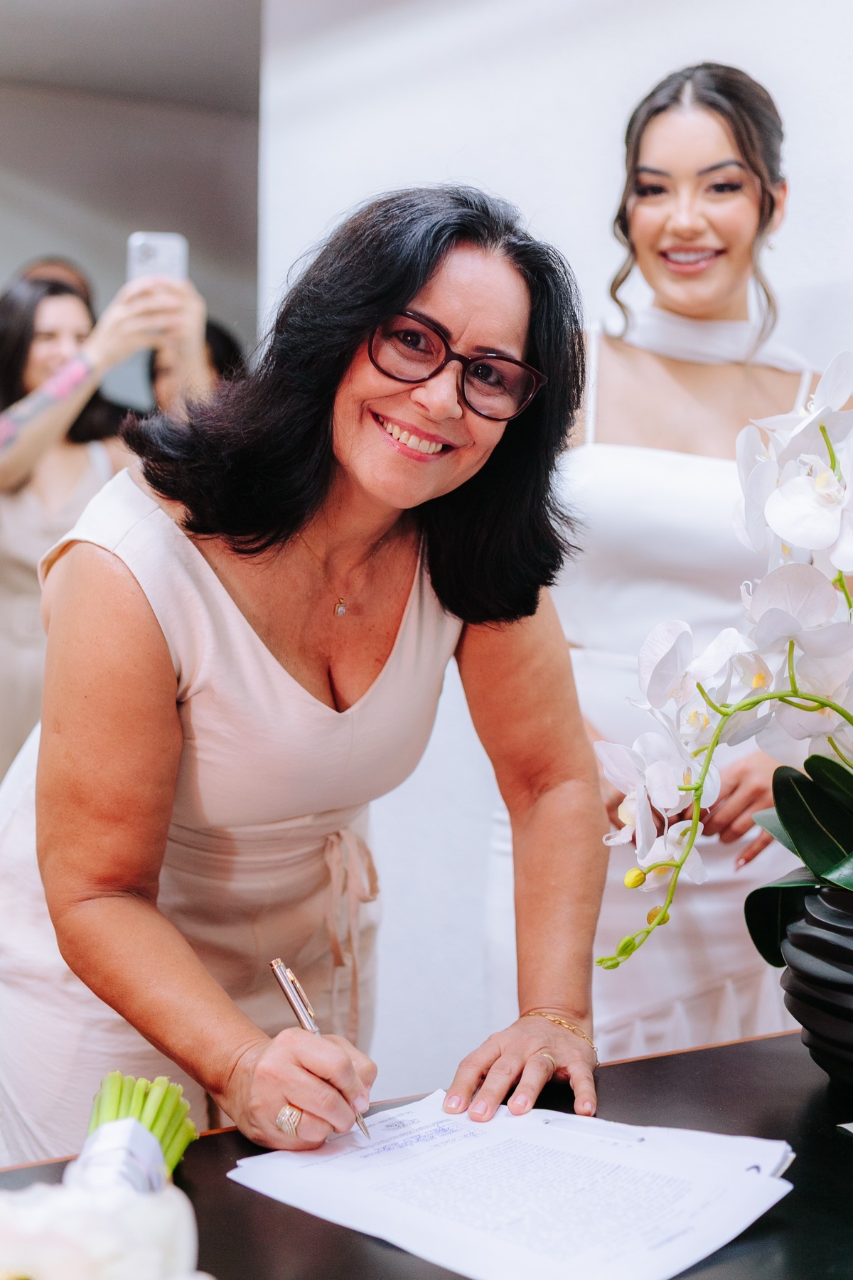 Fotografia de casamento civil no cartório em Niterói, com registro dos noivos durante a cerimônia.