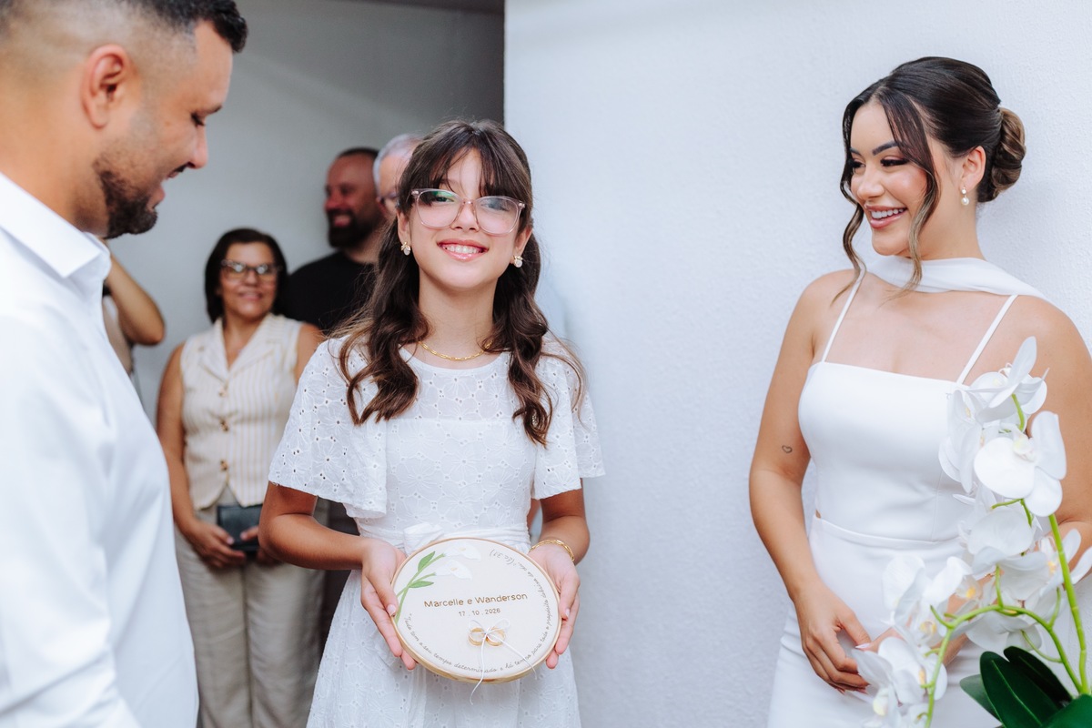Fotografia de casamento civil no cartório em Niterói, com registro dos noivos durante a cerimônia.
