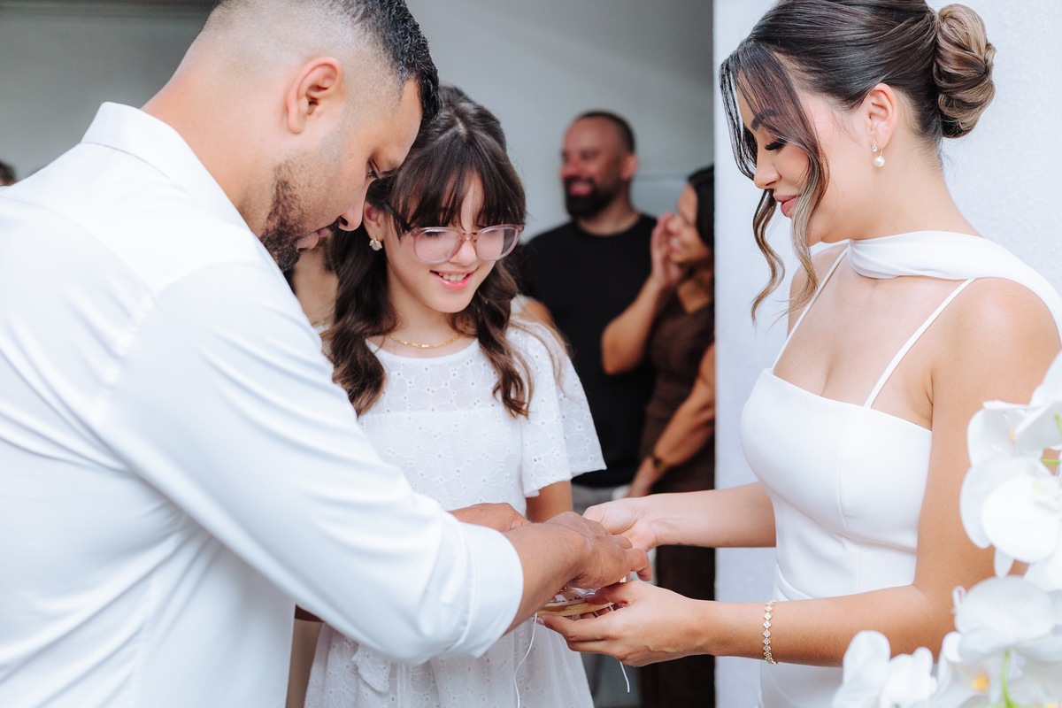 Fotografia de casamento civil no cartório em Niterói, com registro dos noivos durante a cerimônia.