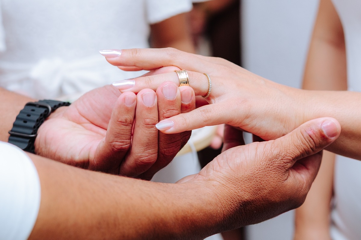 Fotografia de casamento civil no cartório em Niterói, com registro dos noivos durante a cerimônia.