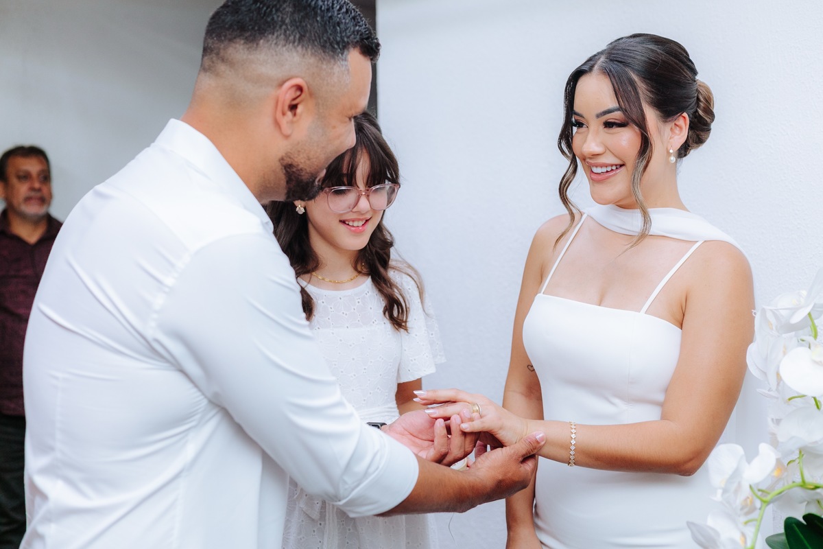 Fotografia de casamento civil no cartório em Niterói, com registro dos noivos durante a cerimônia.