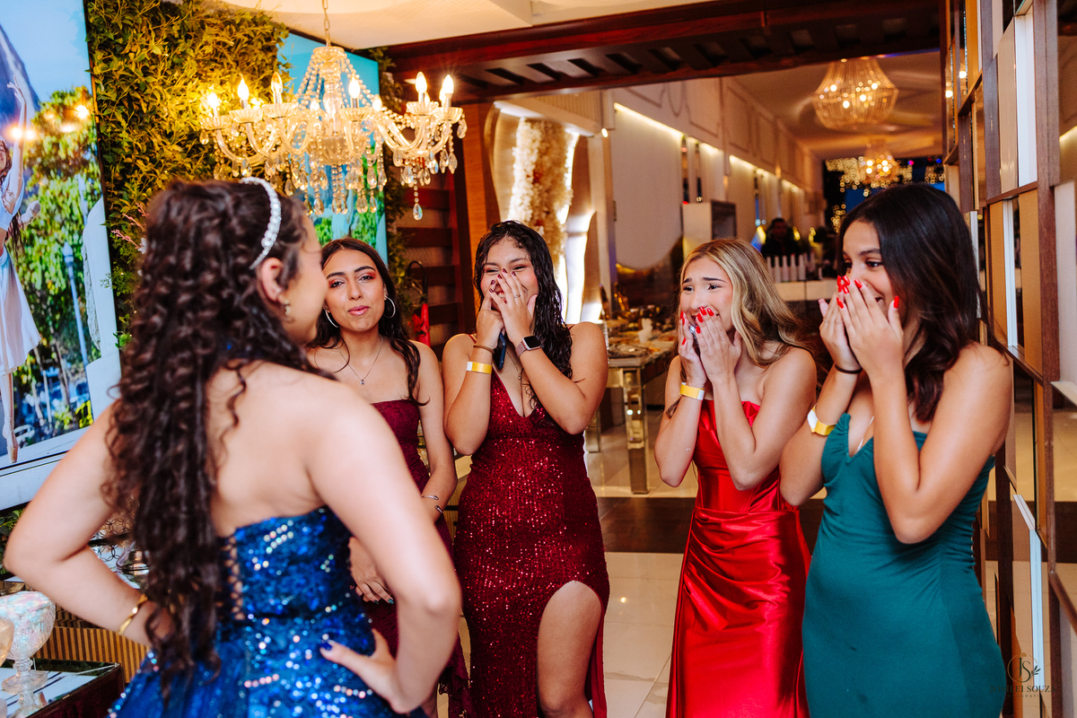 Momentos especiais entre a debutante Mariah e seus amigos na festa de 15 anos na Casa de Festas Elite.