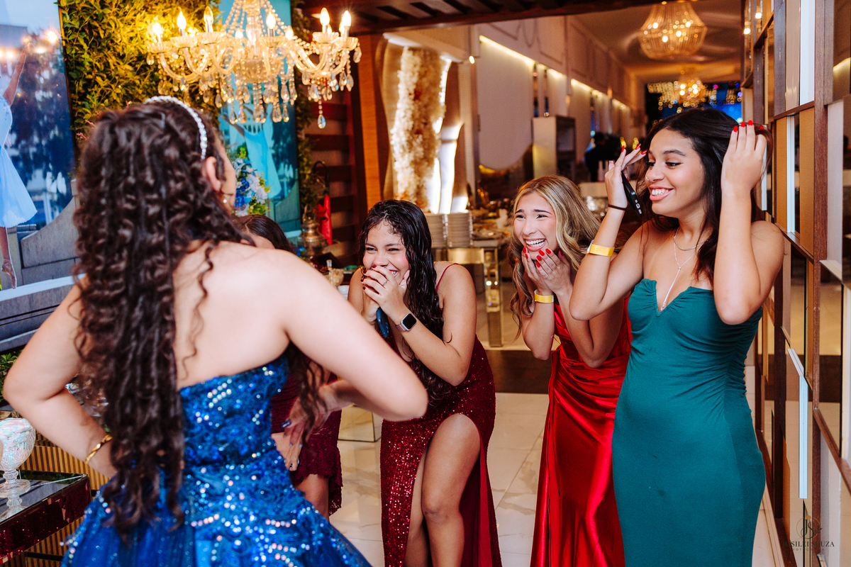 Momentos especiais entre a debutante Mariah e seus amigos na festa de 15 anos na Casa de Festas Elite.