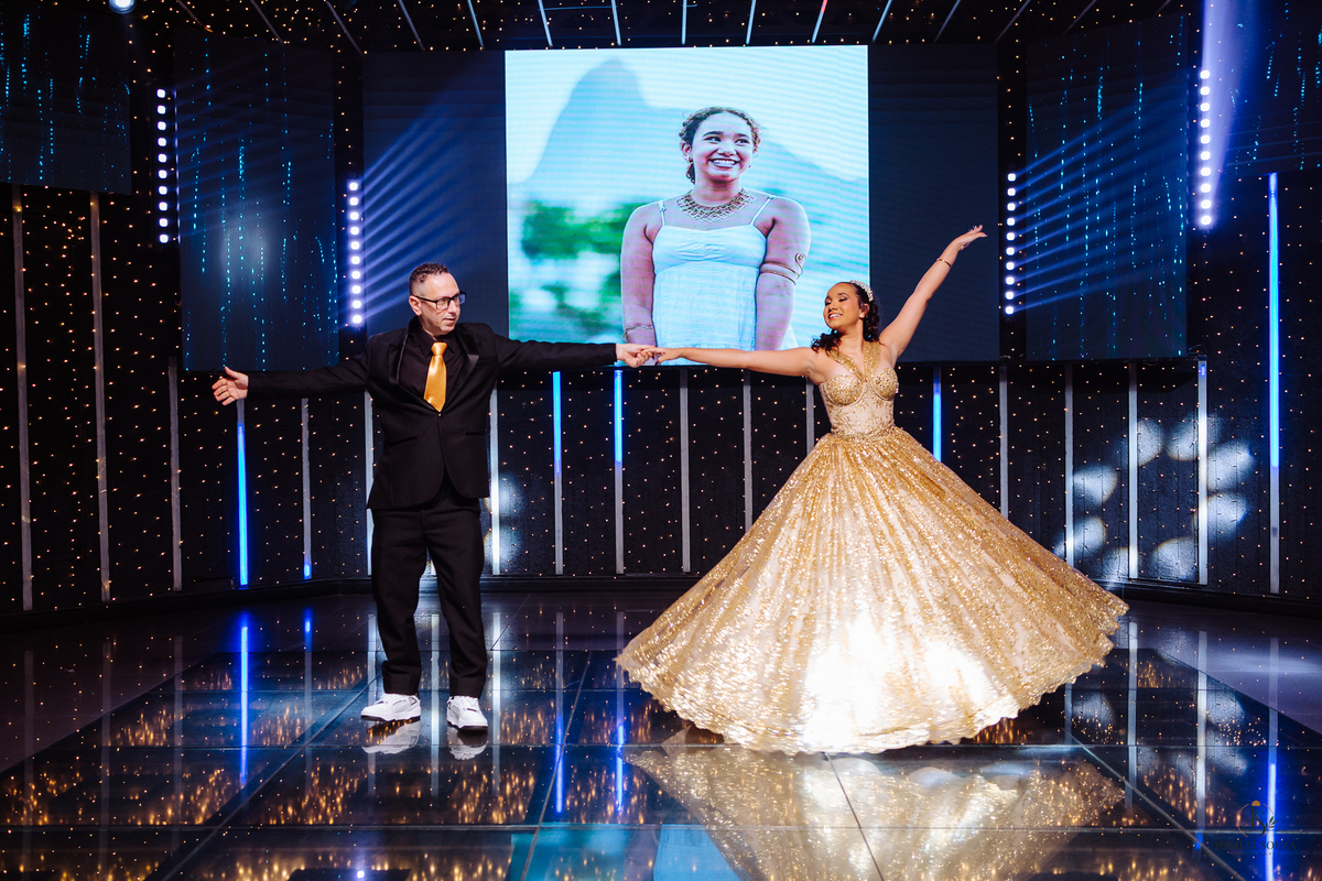 Registro da valsa da debutante Mariah durante sua festa de 15 anos no Rio de Janeiro.