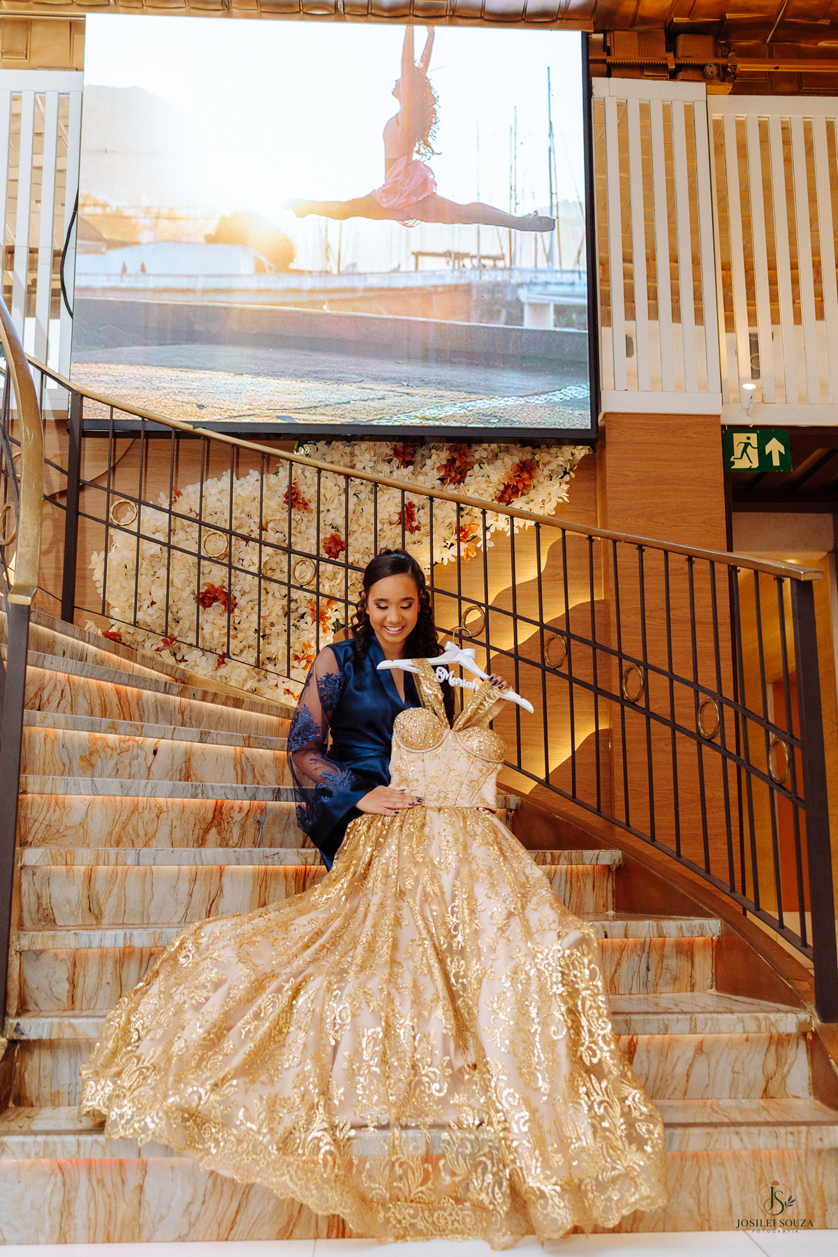 Detalhes do vestido e da produção da debutante Mariah em sua festa de 15 anos na Casa de Festas Elite, no Rio de Janeiro.