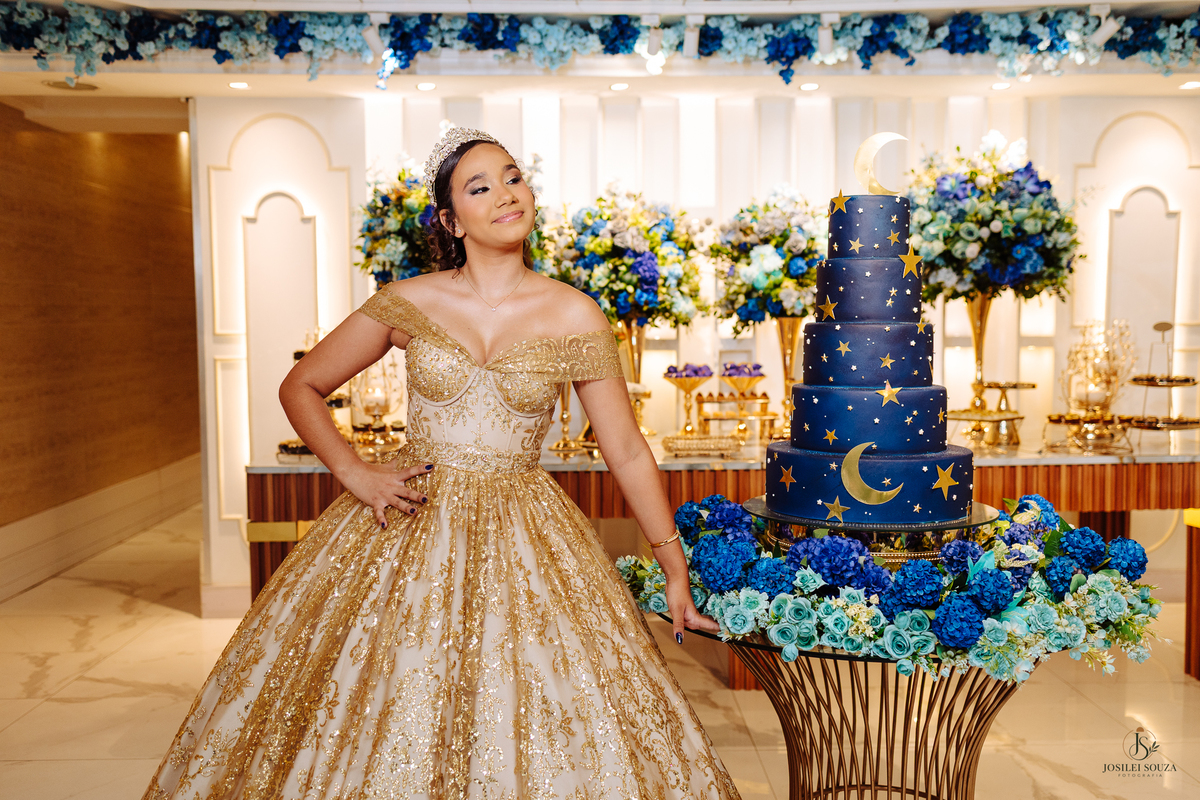 Fotografia de debutante: Mariah celebrando seus 15 anos na Casa de Festas Elite, no Rio de Janeiro, com registro de Josilei Souza Fotografia.