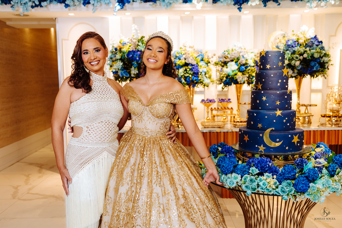 Registro da Mariah com sua família durante a festa de 15 anos na Casa de Festas Elite, no Rio de Janeiro.
