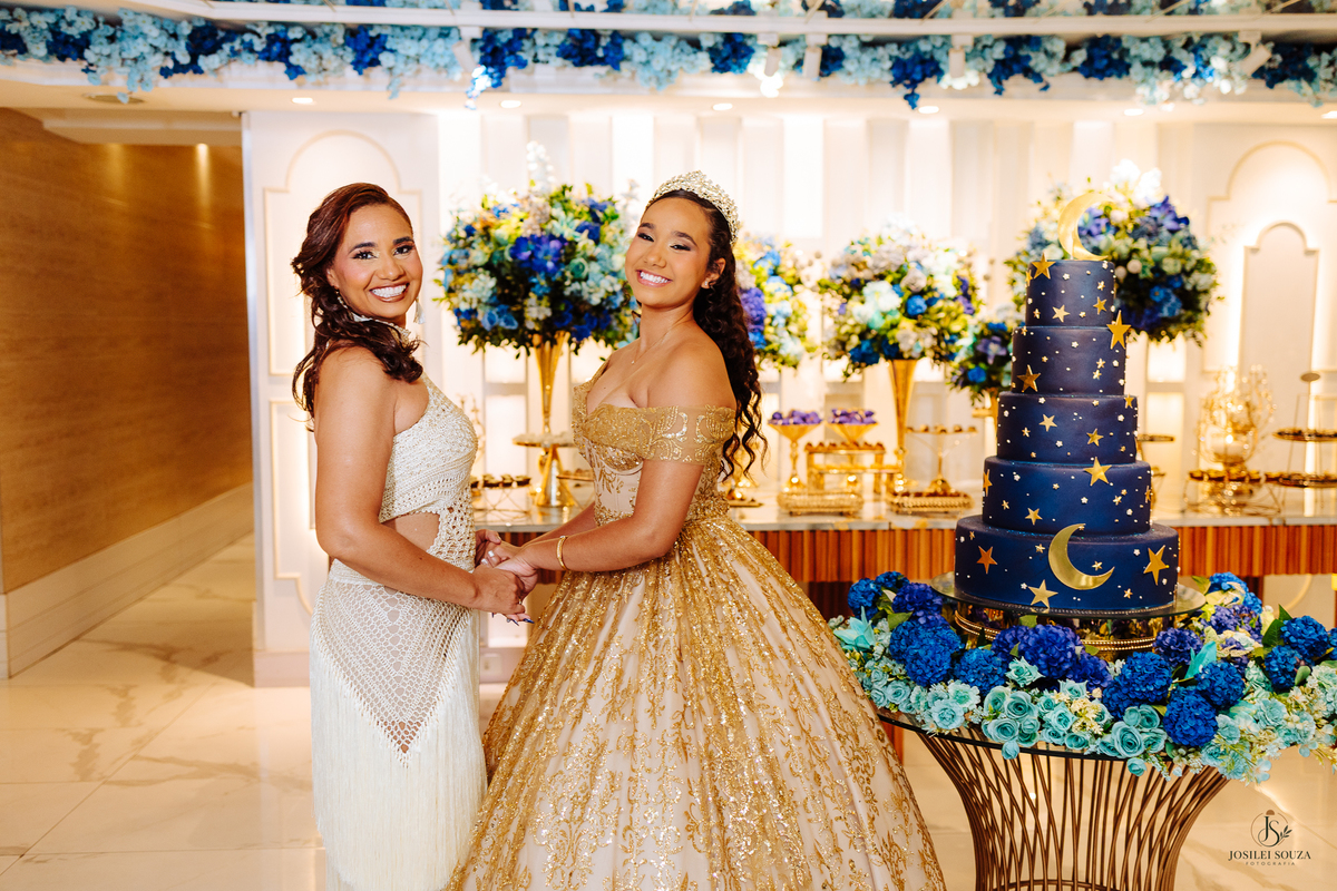 Registro da Mariah com sua família durante a festa de 15 anos na Casa de Festas Elite, no Rio de Janeiro.