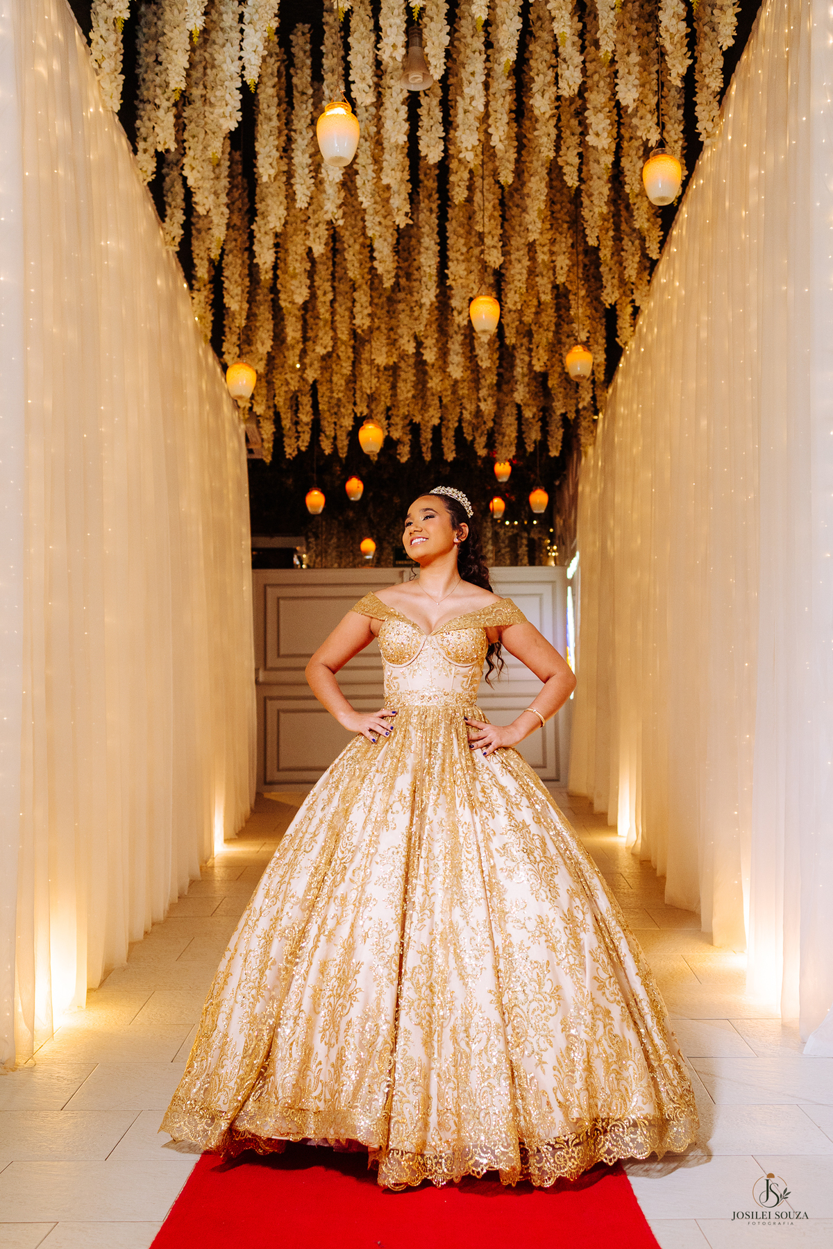 Detalhes do vestido e da produção da debutante Mariah em sua festa de 15 anos na Casa de Festas Elite, no Rio de Janeiro.