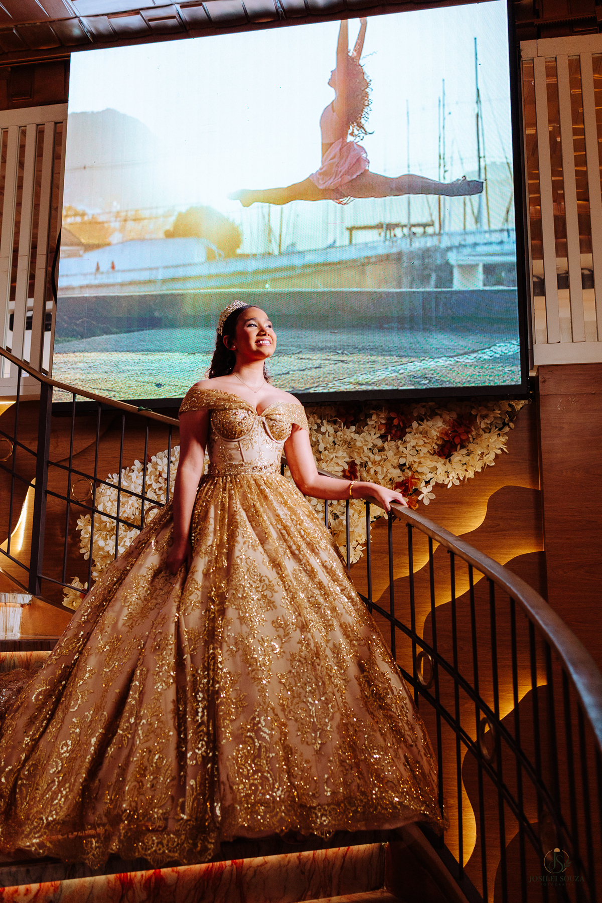 Retrato de corpo inteiro da debutante Mariah durante sua festa de 15 anos no Rio de Janeiro.