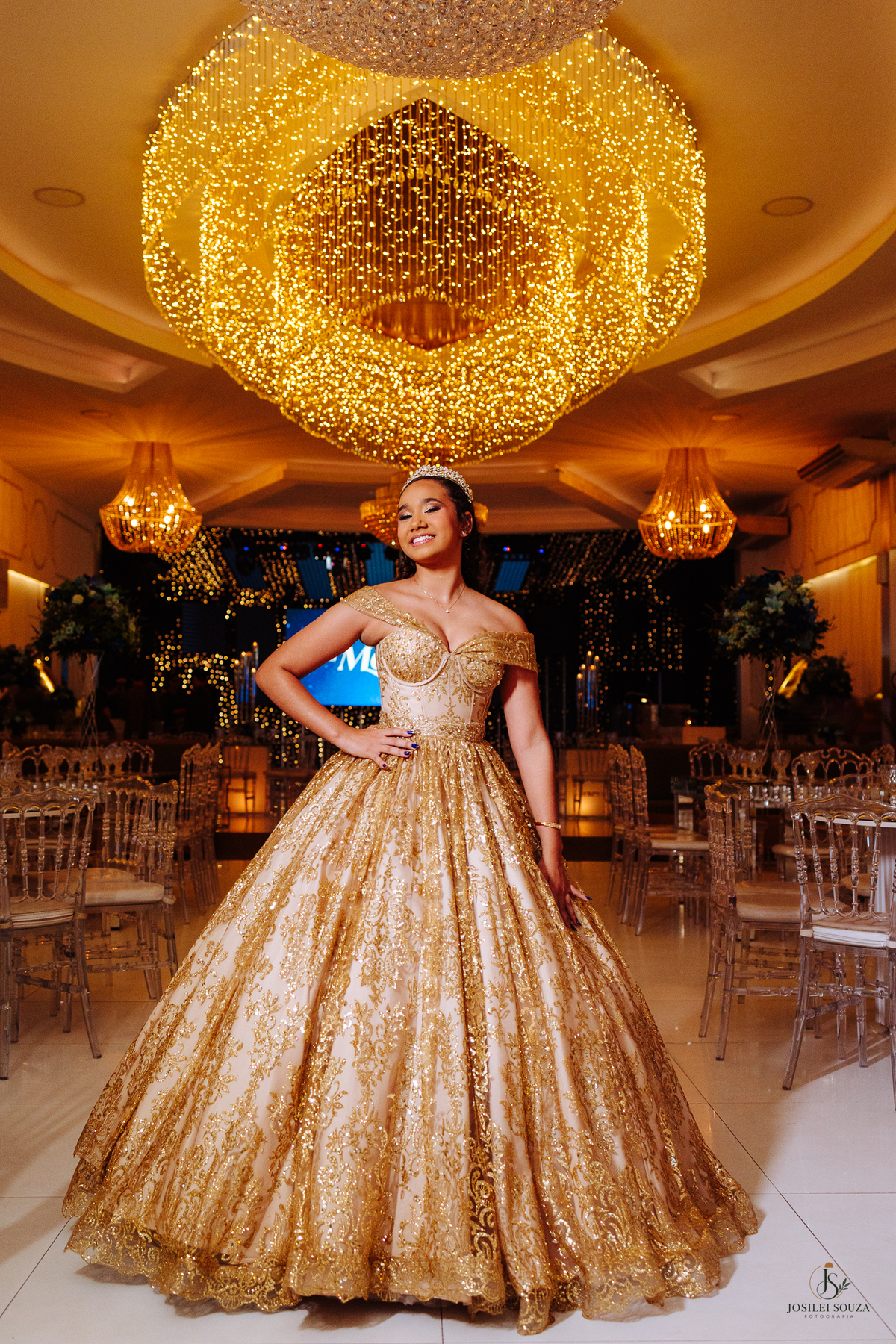 Retrato de corpo inteiro da debutante Mariah durante sua festa de 15 anos no Rio de Janeiro.