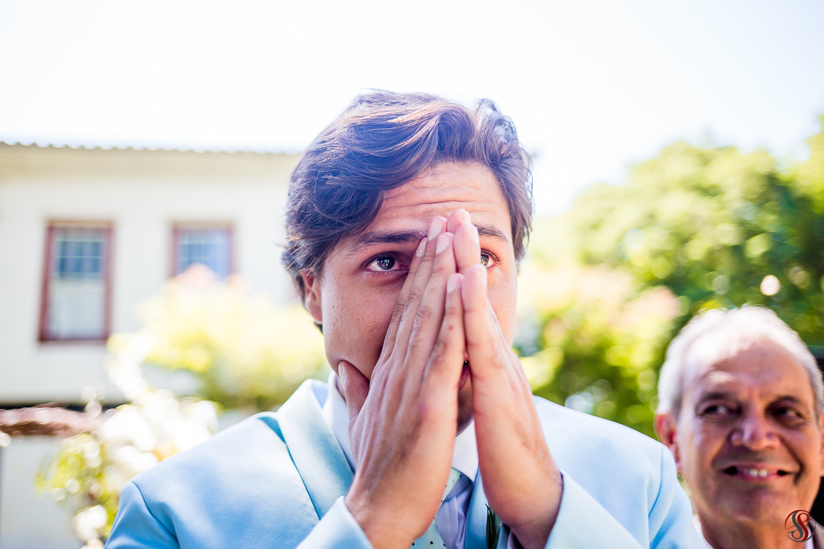 Noivo emocionado em casamento no RJ