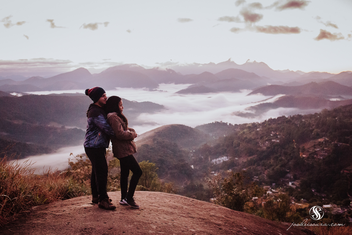 Ensaio de casal na pedra da tartaruga em Teresópolis