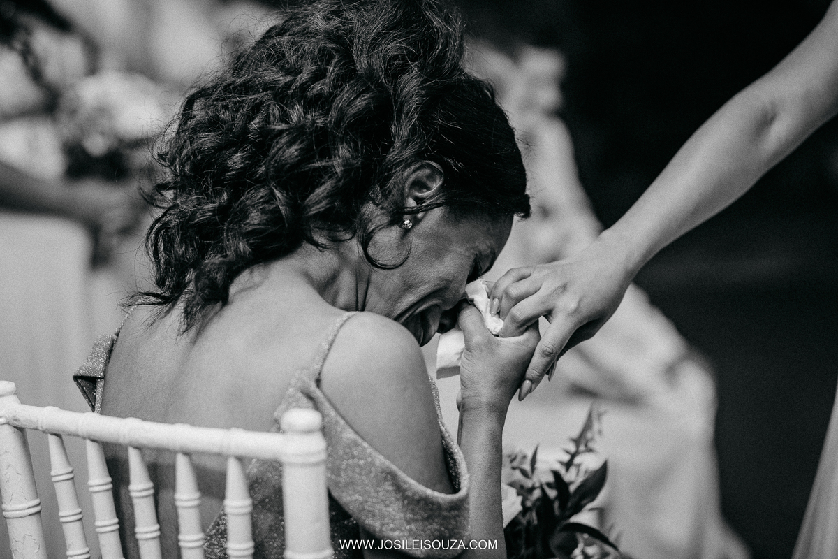 Mãe da Noiva se emociona no casamento da filha