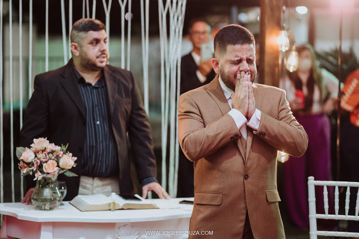 Noivo Emociado em Casamento