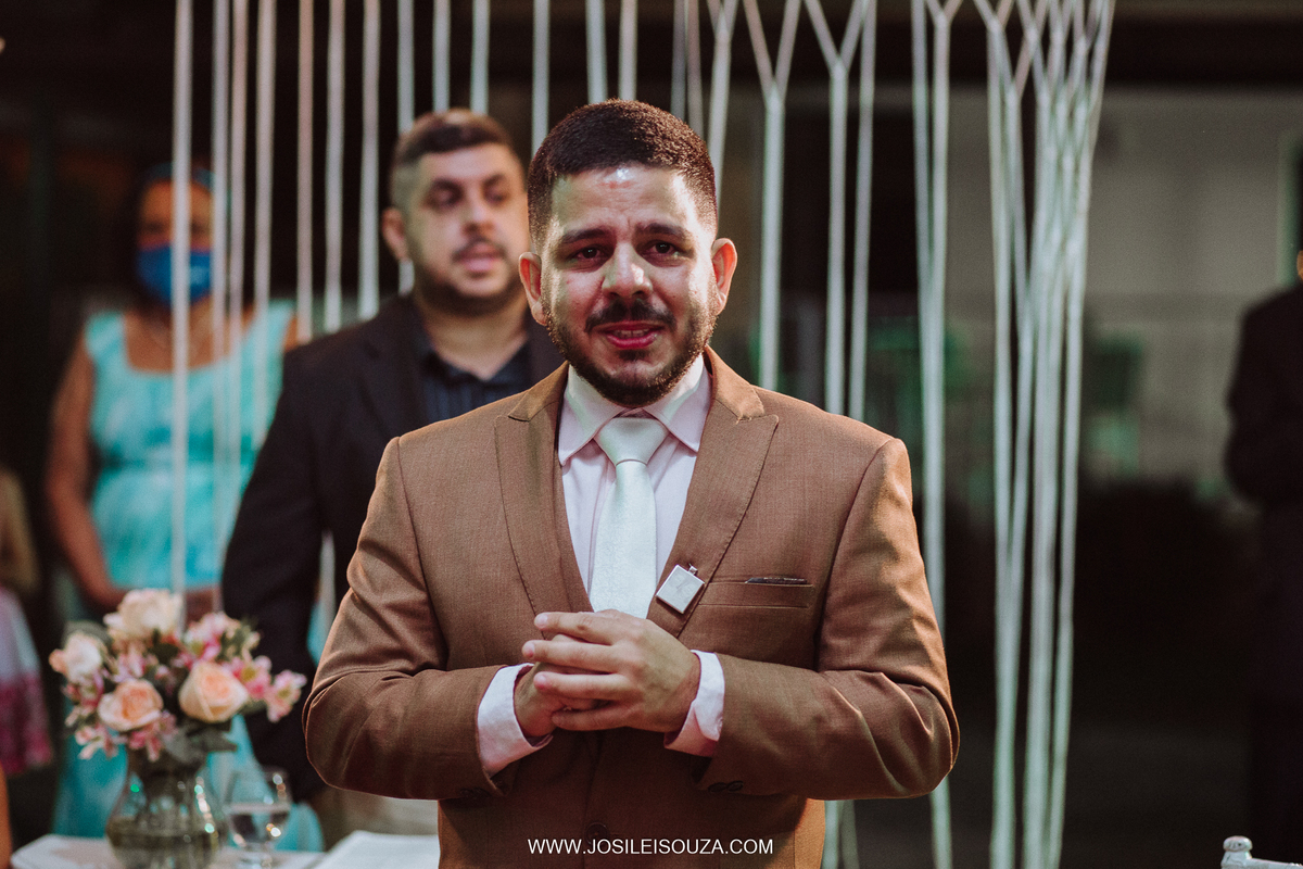 Noivo Emociado em Casamento