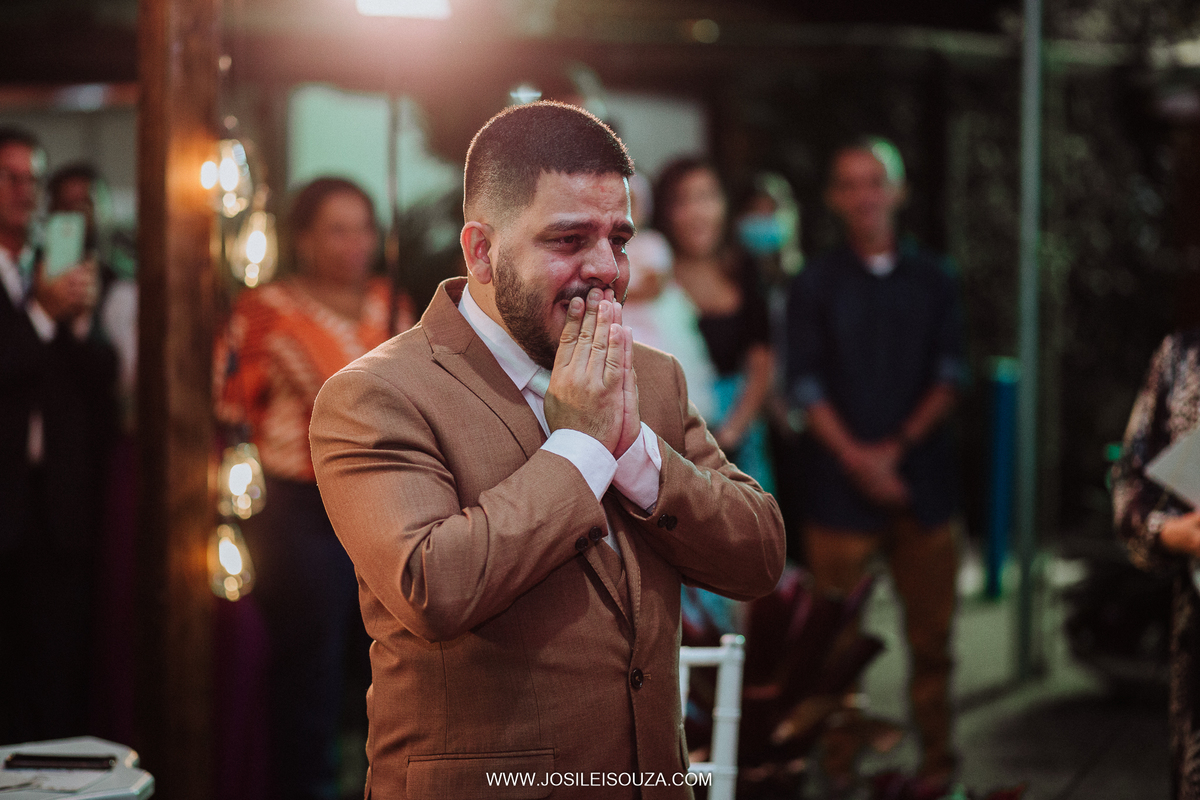 Noivo Emociado em Casamento