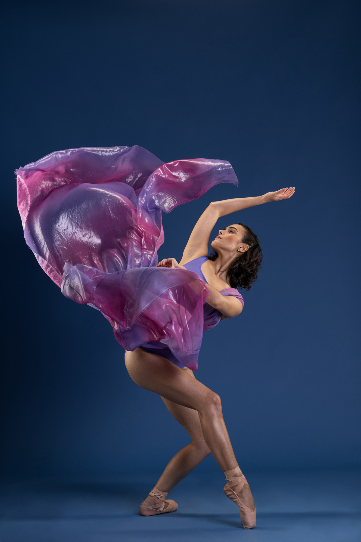 Bailarina profissional Juliana Amorim em ensaio fotográfico com o tema balé feito pelo fotógrafo Romero Cruz
