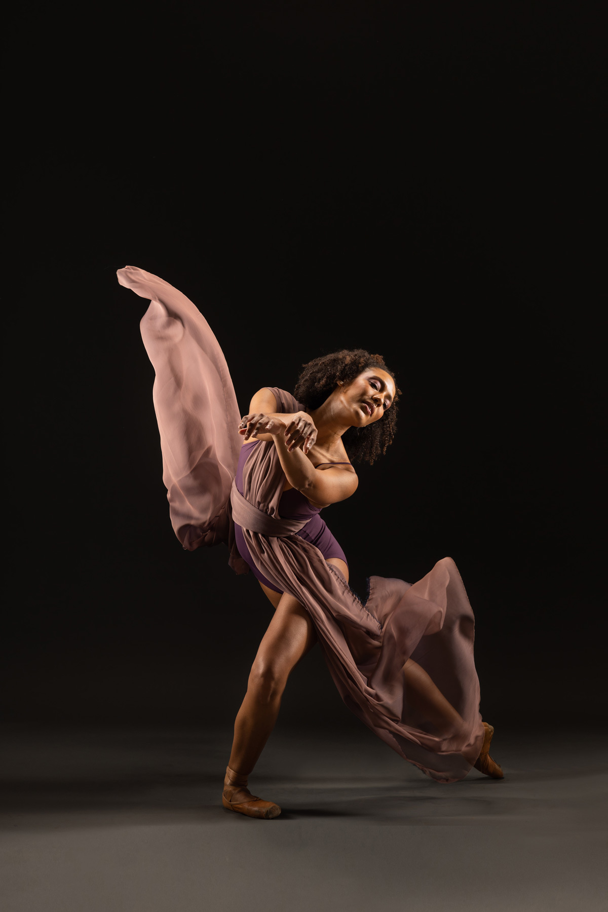 Larissa Morais fotografada por Romero Cruz no ensaio Arte, Cores e Movimentos!
