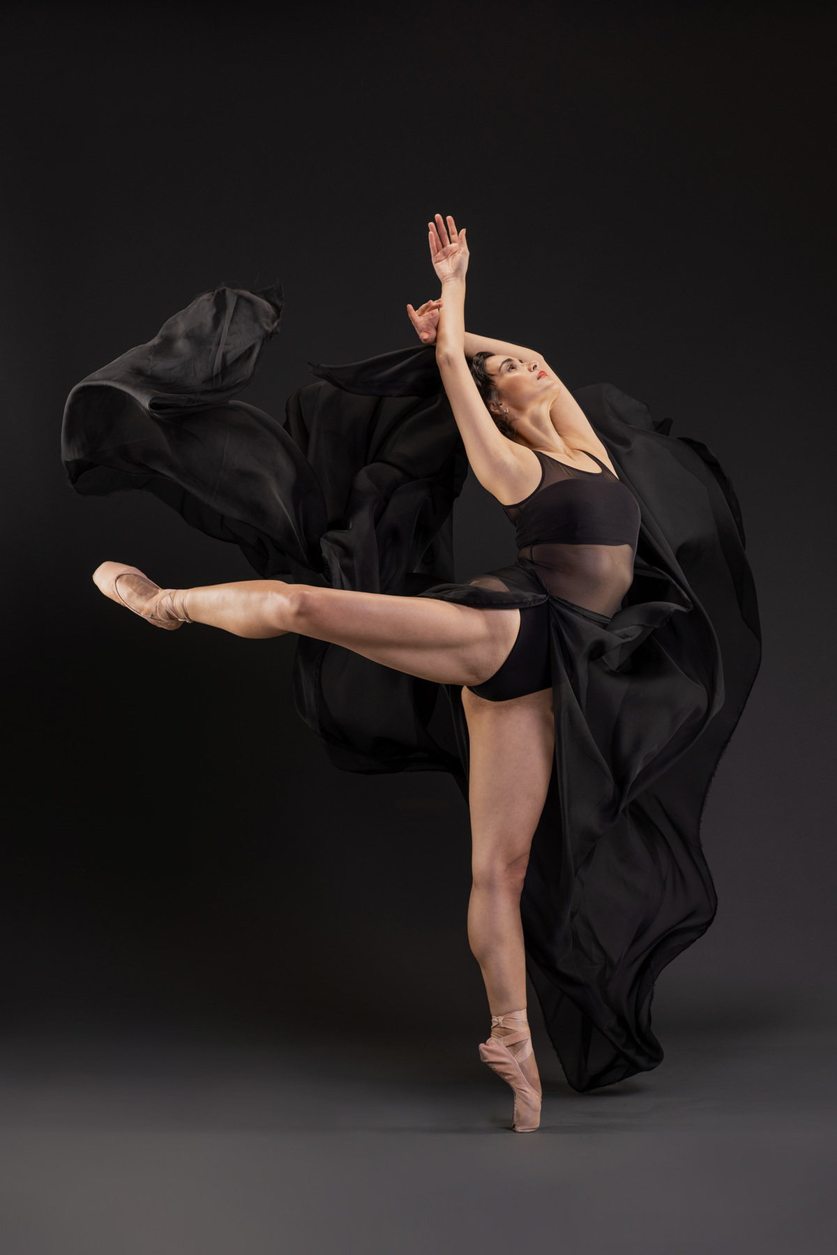 Performa da bailarina Juliana Amorim no ensaio fotográfico sobre a arte do balé
