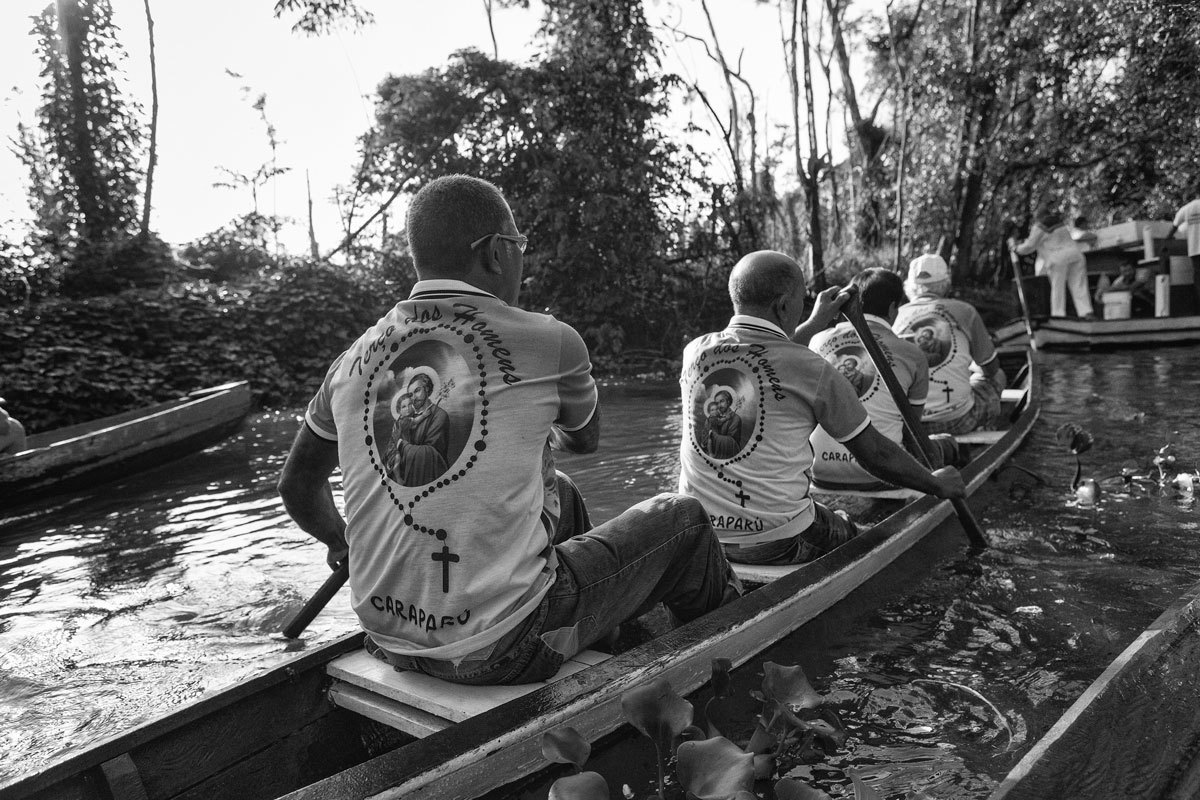 Fiéis devotos no círio fluvial de Caraparú-PA na fotografia de Romero Cruz