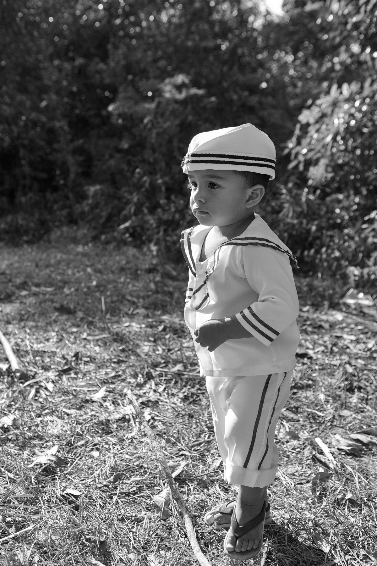 Criança acompanha junto com os seus pais o círio fluvial em Caraparú-PA fotografia de Romero Cruz