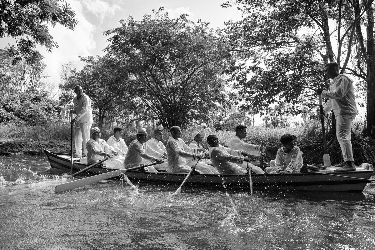 Marujos puxam o barco que leva a imagem de Nossa Senhora na procissão do Círio fluvial de Caraparú no estado do Pará na foto de Romero Cruz