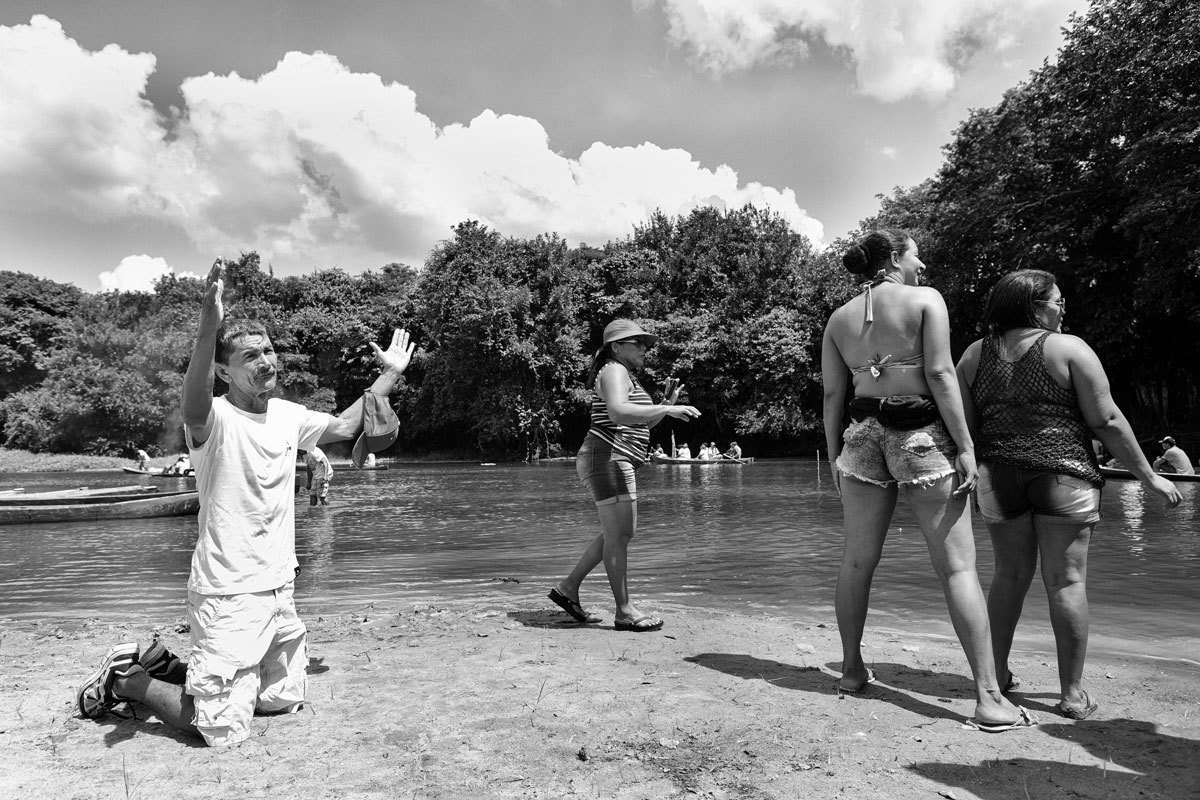 Fiéis acompanham a passagem da imagem de Nossa Senhora na procissão fluvial de Caraparú no Pará fotografado pelo fotógrafo Romero Cruz