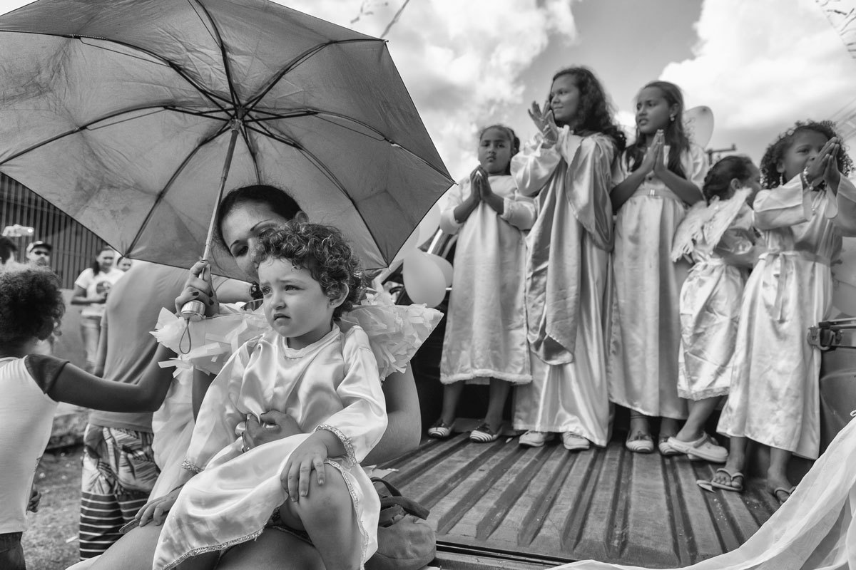 Crianças vestidas de anjo participam de procissão no interior do Pará na fotografia de Romero Cruz