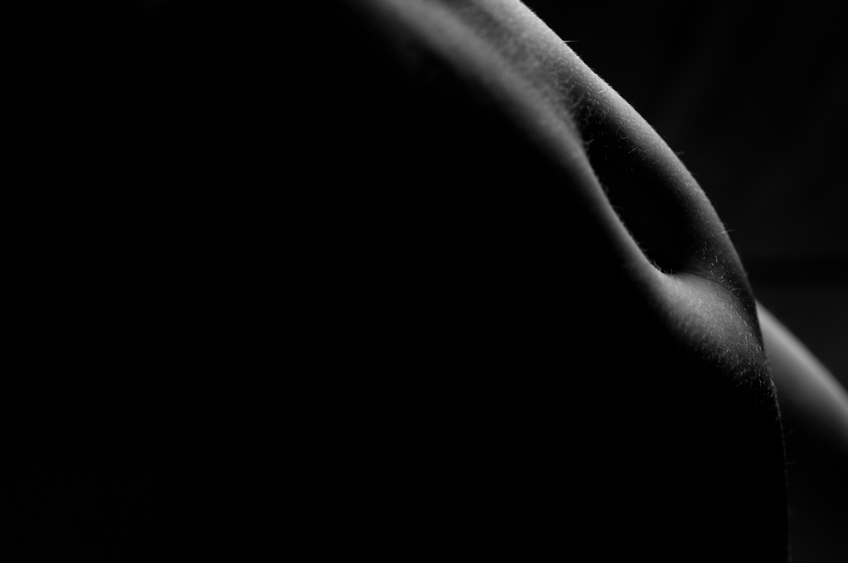 O corpo nu feminino sendo visualizado de forma artística para o projeto Paisagens do Corpo do fotógrafo Pernambucano Romero Cruz