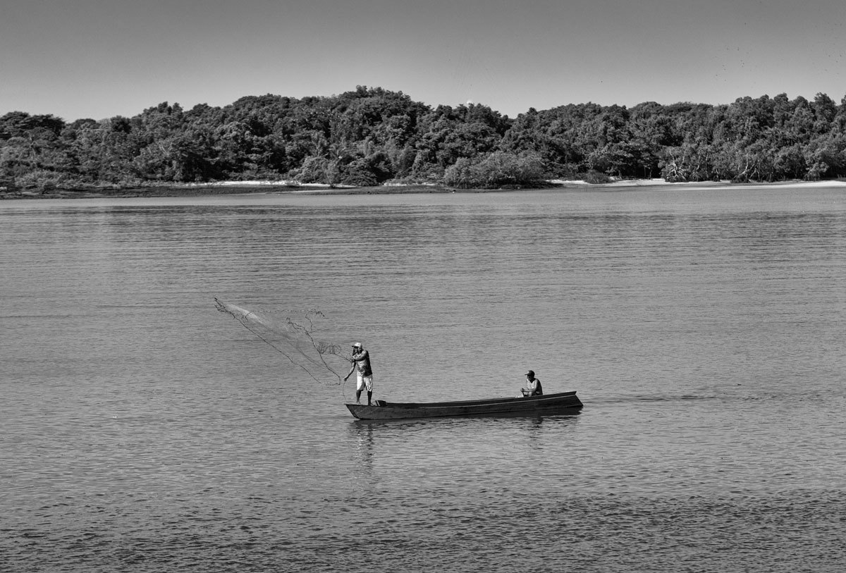 Romero Cruz, fotógrafo profissional registra o cotidiano de pescadores na Ilha do Marajó.