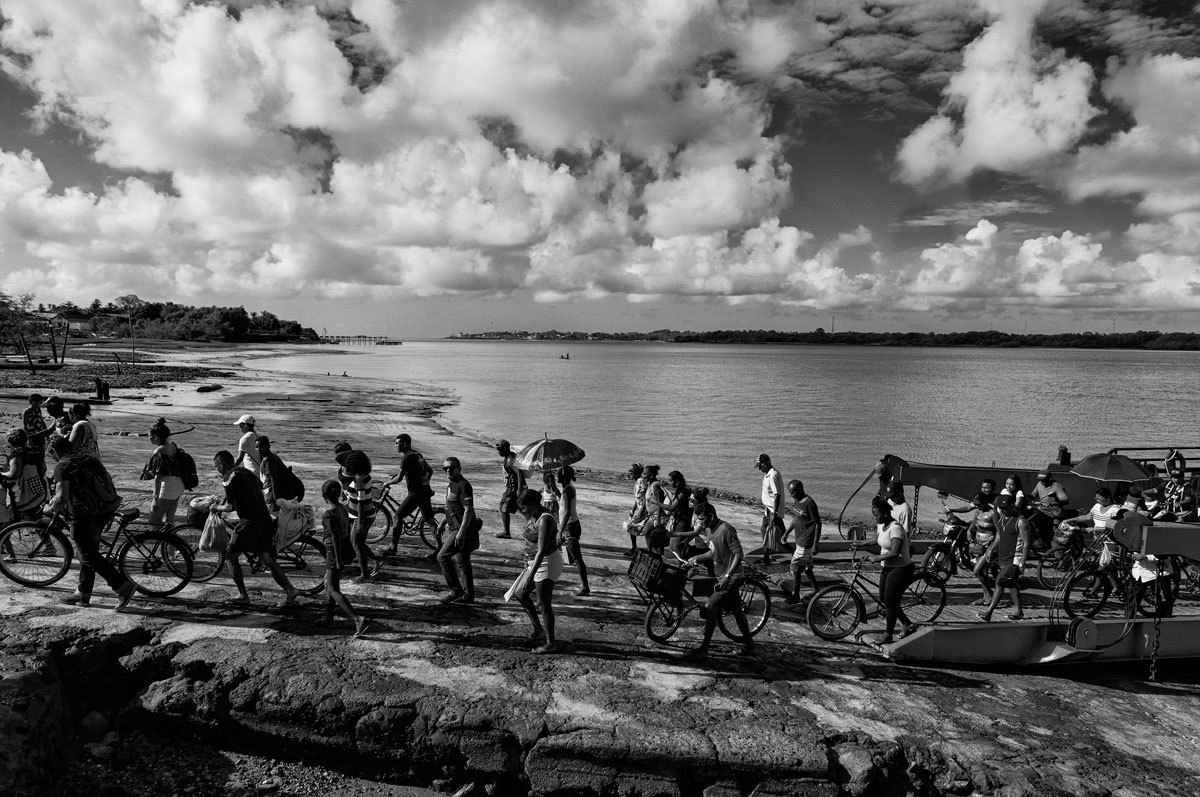 Passageiros deixam a balsa chegando ao município de Soure na Ilha do Marajó, momento capturado pelo fotógrafo Romero Cruz