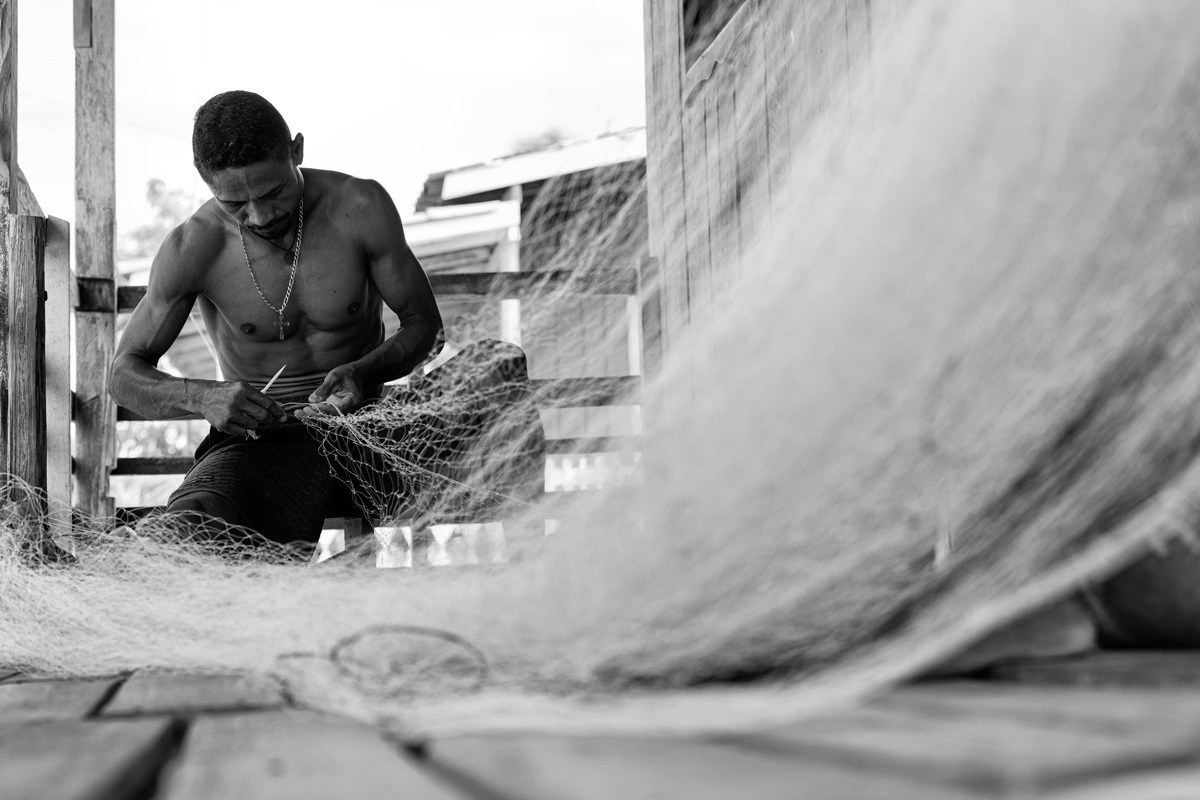 Na comunidade Cantinho do Céu em Soure no estado do Pará pescador conserta sua rede de pescar para a próxima pesca. Momento registrado pelo fotógrafo Romero Cruz