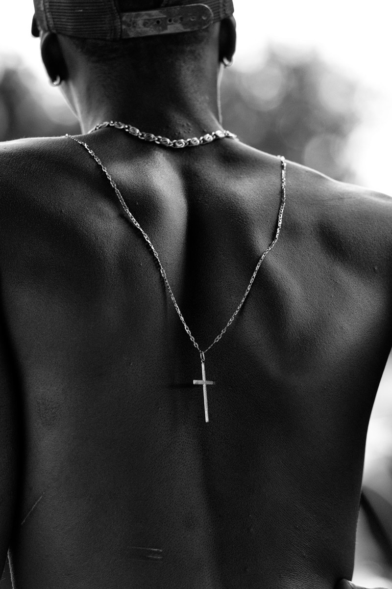 Fotografia do detalhe das costas do caboclo do Pará na Ilha do Marajó, trazendo as marcas do trabalho e sua fé. Fotografia do fotógrafo Profissional Romero Cruz