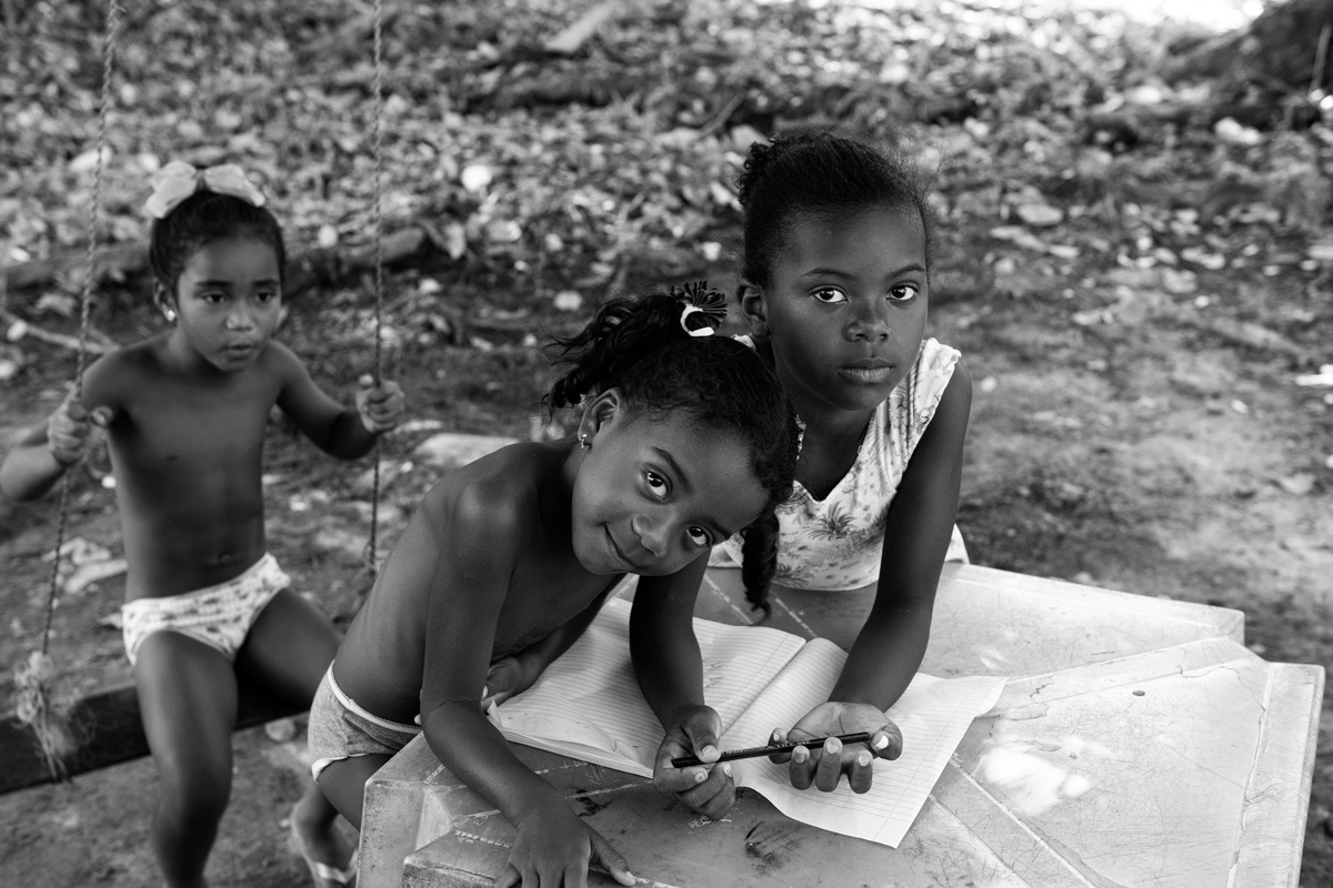 Crianças da comunidade em Soure na Ilha do Marajó no estado do Pará brincar de estudar e observam o fotógrafo Romero Cruz