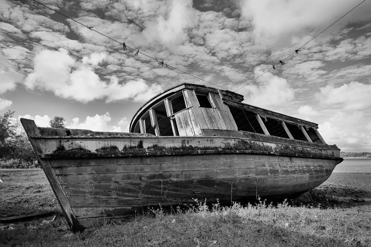 Barco abandonado serve como varal de roupas na fotografia do fotógrafo Romero Cruz em imagem capturada na cidade de Soure na Ilha do Marajó estado do Pará