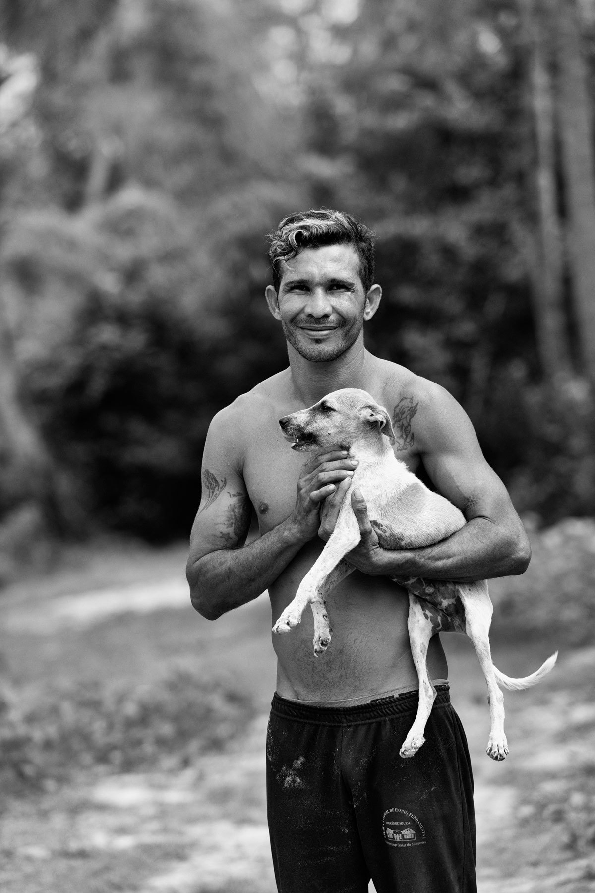 Morador da comunidade Cantinho do Céu na cidade de Soure estado do Pará com seu cãozinho de estimação. Momento fotografado pelo fotógrafo Romero Cruz