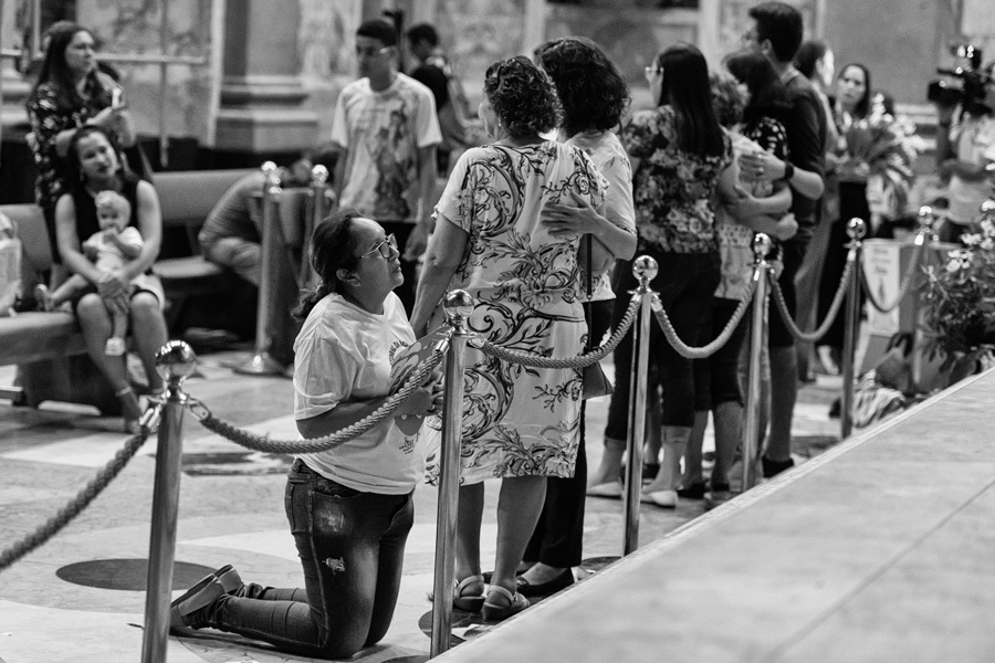 Entre a foto de recordação e a fiel ajoelhada a fé dos devotos de Nossa Senhora de Nazaré na Basílica em Belém do Pará na fotografia do fotógrafo Romero Cruz