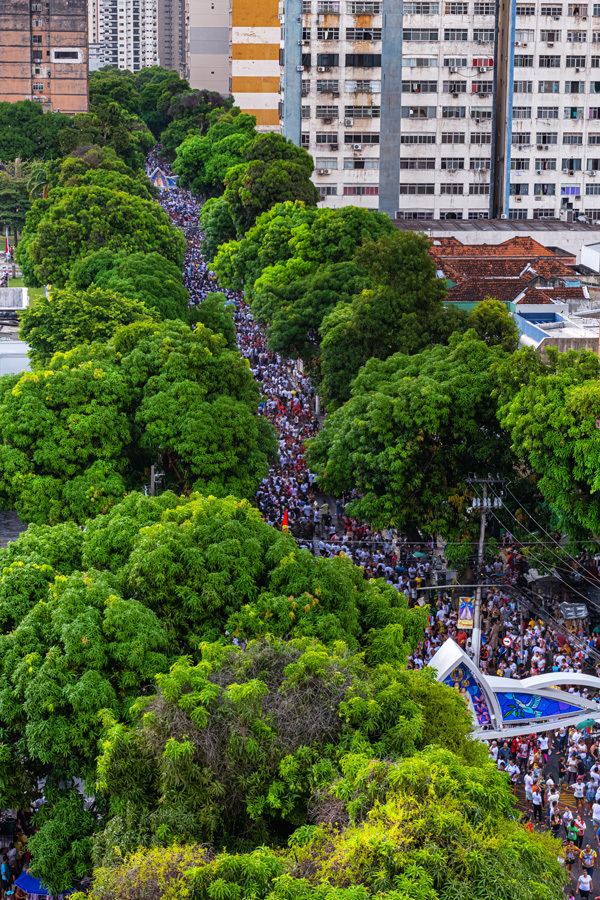 Avenida Nazaré tomada por fiéis durante a procissão do círio de Nazaré em Belém do Pará na fotografia de Romero Cruz