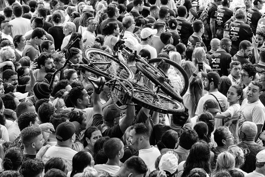 Fiéis carregam suas bicicletas no meio da multidão na procissão do Círio de Nazaré em Belém do Pará na fotografia do fotógrafo Romero Cruz