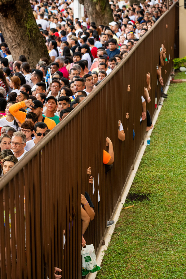 Multidão de devotos se espremem na avenida Nazaré em Belém do Pará para ver a passagem da imagem de Nossa Senhora de Nazaré na fotografia do fotógrafo Romero Cruz