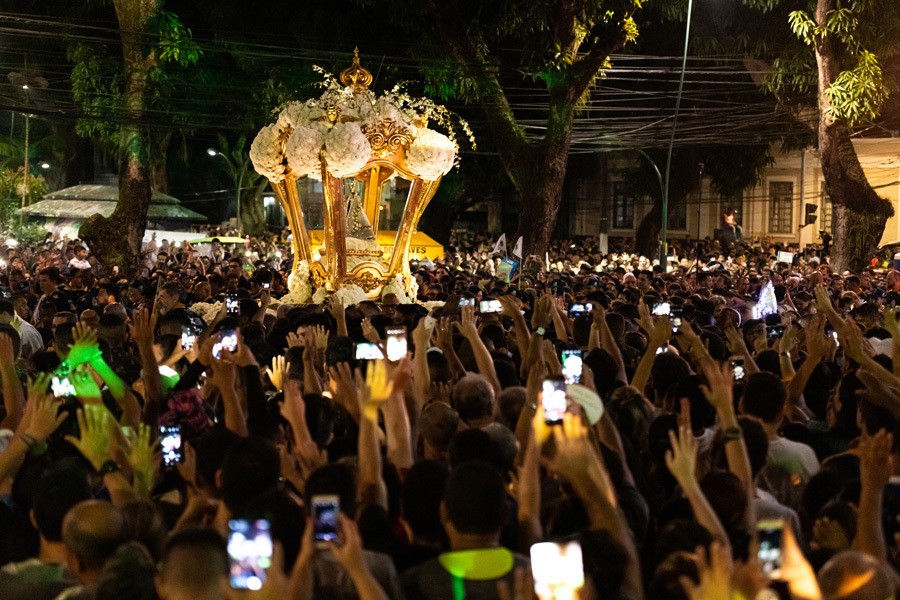 Na procissão noturna da trasladação, fiéis registram com seus celulares a passagem da imagem de Nossa Senhora de Nazaré na fotografia do fotógrafo profissional Romero Cruz