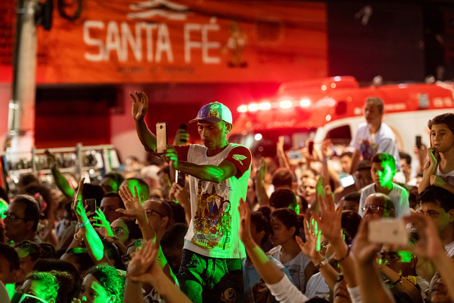 Devotos registram com seus celulares a passagem da imagem de Nossa Senhora de Nazaré na procissão de trasladação no Círio de Nazaré em Belém do Pará. Momento fotografado pelo fotógrafo profissional Romero Cruz