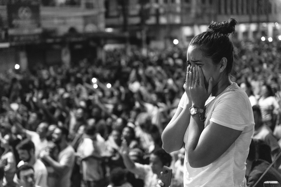 Momento de emoção e devoção no Círio de Nazaré durante a procissão da imagem peregrina de Nossa Senhora de Nazaré, fotografado pelo fotógrafo profissional Romero Cruz