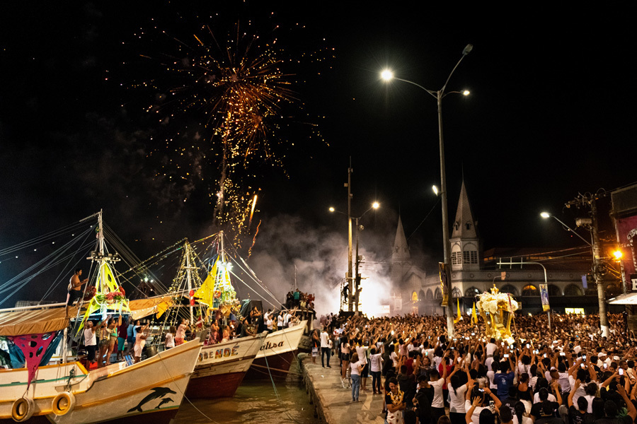 O fotógrafo profissional Romero Cruz fotografou o momento que a imagem peregrina de Nossa Senhora de Nazaré passa pelo mercado ver-o-peso e durante a queima de fogos no Círio de Nazaré de 2019