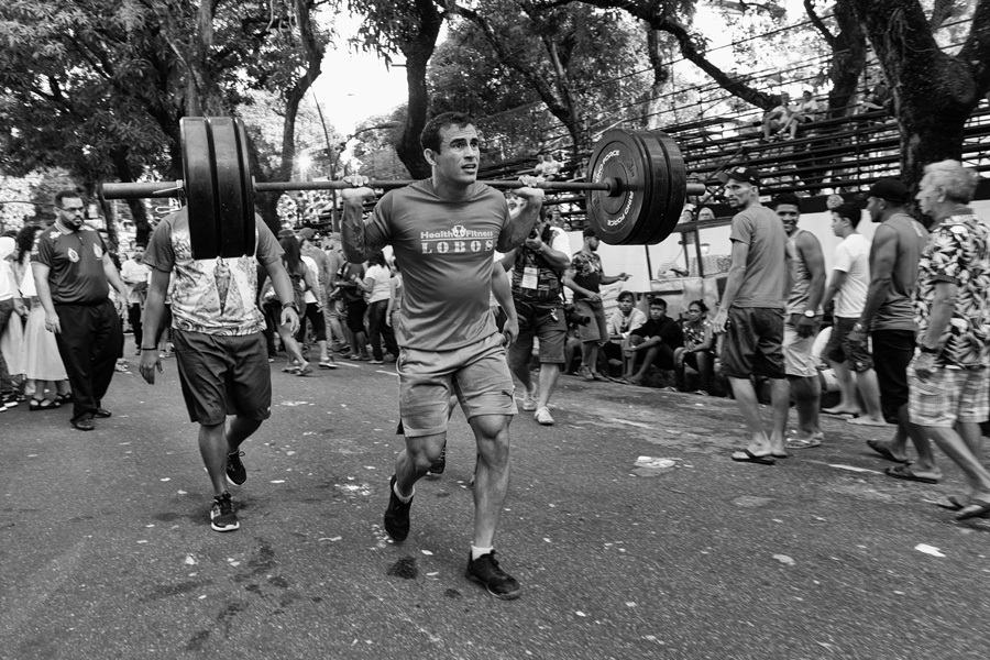 O fotógrafo Romero Cruz fotografa atleta pagando promessa durante o Círio de Nazaré em 2019 em Belém do Pará