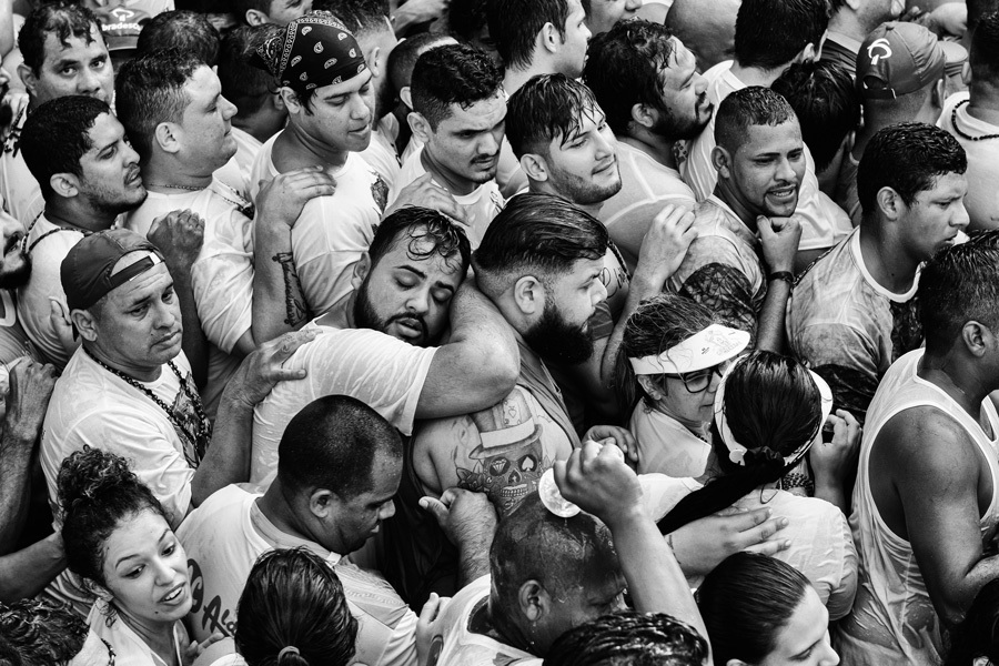 Fiéis exaustos durante o Círio de Nazaré em Belém do Pará na fotografia do fotógrafo Romero Cruz