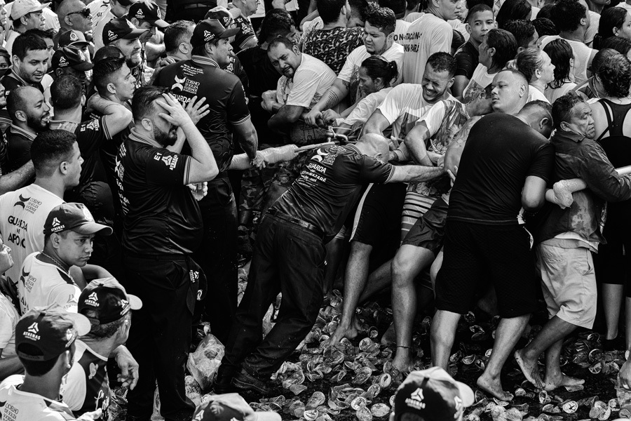 Guardas de Nossa Senhora de Nazaré tentam controlar a multidão de devotos durante a procissão do Círio de Nazaré na foto do fotógrafo profissional Romero Cruz